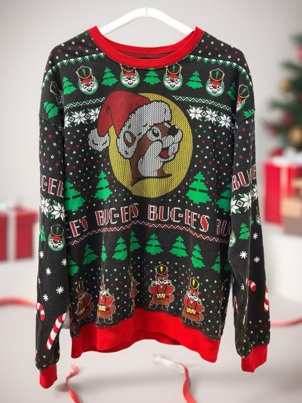Buc-ee's Women's Black & Red Holiday Crewneck Sweatshirt Size M